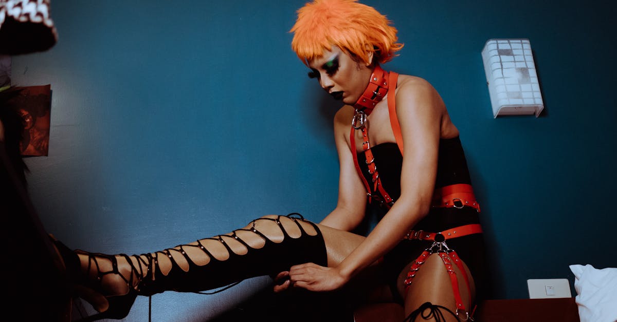 découvrez le bdsm, un univers d'exploration érotique basé sur le consentement, le respect et la confiance. informez-vous sur les pratiques, les règles de sécurité, et les différentes dynamiques de pouvoir au sein du bdsm.