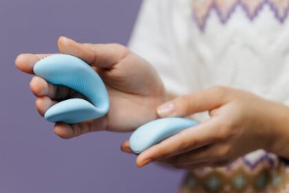 découvrez toute une sélection de sex toys bluetooth, connectés et innovants, pour pimenter vos moments intimes en solo ou en couple. contrôle à distance, discrétion et plaisir au rendez-vous !