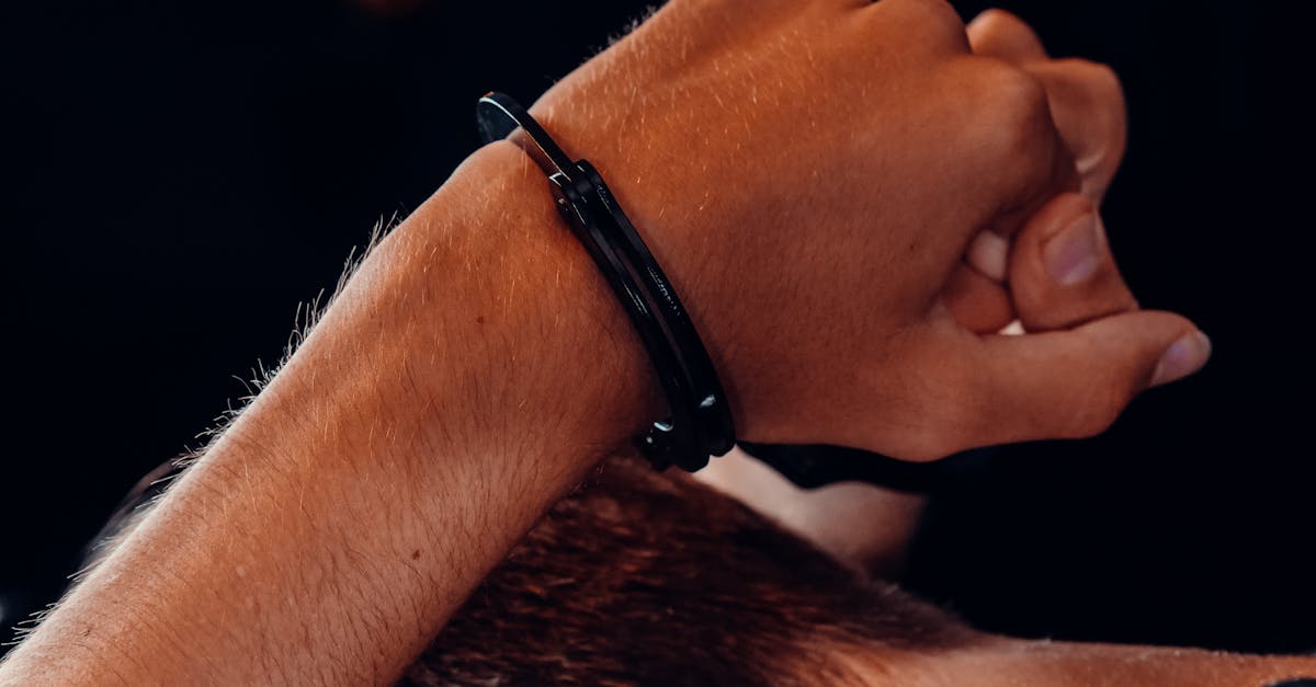 découvrez l'art du bondage, une pratique érotique qui allie esthétique, confiance et sensualité dans le monde du bdsm. apprenez-en plus sur ses techniques, ses règles de sécurité et ses bienfaits pour des expériences intimes enrichissantes.