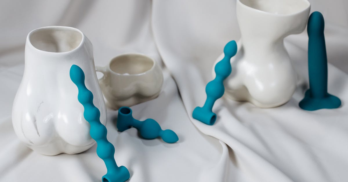 découvrez tout ce qu'il faut savoir sur les dildos : conseils d'utilisation, variétés, matières et astuces pour choisir le sextoy idéal afin d'explorer votre plaisir en toute sécurité.