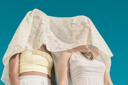 découvrez la signification et les différentes facettes du terme 'duo', qu'il s'agisse de musique, de danse ou de collaboration artistique. explorez comment un duo crée l'harmonie à deux.