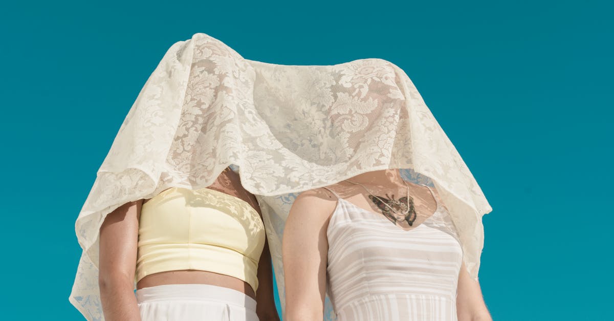 découvrez la signification et les différentes facettes du terme 'duo', qu'il s'agisse de musique, de danse ou de collaboration artistique. explorez comment un duo crée l'harmonie à deux.