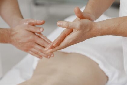 découvrez notre huile de massage comestible, parfaite pour des moments de détente et de complicité. sa texture douce et ses arômes gourmands subliment vos massages tout en respectant la peau. idéal pour pimenter vos instants à deux !