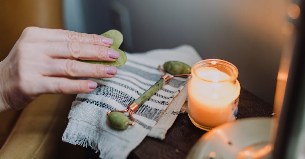 découvrez l'expérience sensuelle de la bougie de massage érotique : une cire fondante et parfumée pour des moments intenses de détente et de plaisir à deux. parfait pour éveiller les sens et pimenter vos soirées.