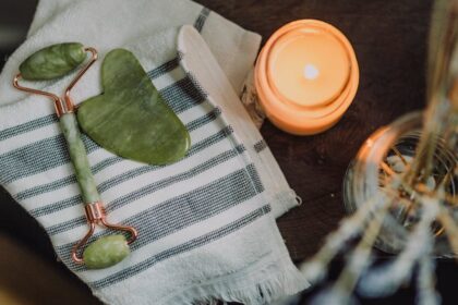 découvrez l'art du plaisir avec notre bougie de massage érotique : une cire chaude et parfumée pour des moments sensuels, alliant détente et volupté à partager à deux.
