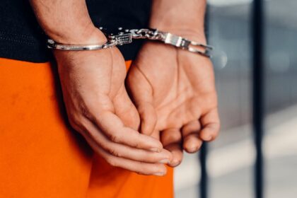 découvrez tout ce qu'il faut savoir sur les menottes : types, utilisation, sécurité et conseils pour une manipulation responsable. informations complètes pour professionnels et particuliers.