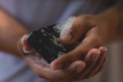découvrez notre lubrifiant intime : une formule douce et efficace pour améliorer le confort et la sensualité lors de vos moments intimes. compatible avec tous les types de préservatifs, pour une expérience naturelle et agréable.