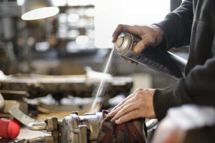 découvrez tout ce qu'il faut savoir sur les lubrifiants : types, utilisations et conseils pour optimiser la performance et la durabilité de vos équipements.