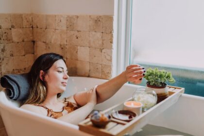 découvrez la bougie de massage : une expérience sensorielle unique qui associe ambiance chaleureuse et soin de la peau. offrez-vous un moment de détente grâce à une cire fondue hydratante, idéale pour les massages relaxants.