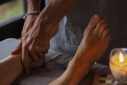 découvrez la bougie de massage : une alliance parfaite entre soin de la peau et ambiance relaxante. profitez d'un moment de bien-être grâce à sa cire fondante qui se transforme en huile hydratante, idéale pour un massage délicat et parfumé.