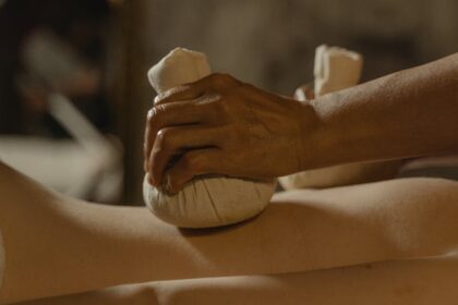 découvrez notre huile de massage naturelle pour une expérience relaxante et apaisante. idéale pour hydrater la peau et soulager les tensions musculaires. convient à tous types de massages.