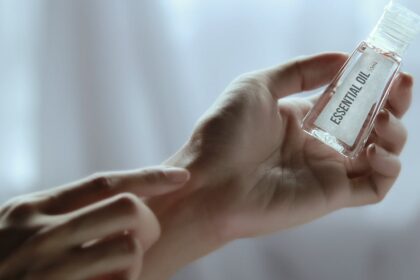 découvrez notre huile de massage 100% naturelle, idéale pour détendre les muscles, hydrater la peau et offrir un moment de relaxation intense. parfait pour un massage bien-être à la maison ou au spa.