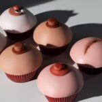 découvrez l'utilisation des pinces à tétons : accessoires érotiques conçus pour intensifier le plaisir, stimuler la sensibilité et pimenter vos moments intimes en toute sécurité.