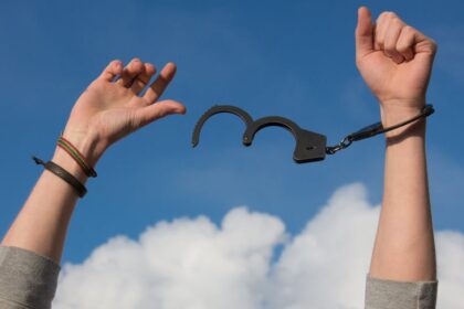 découvrez la signification du terme 'restraint', son utilisation en français et ses applications dans différents contextes, qu’il s’agisse d’autocontrôle, de mesure ou de limitation.