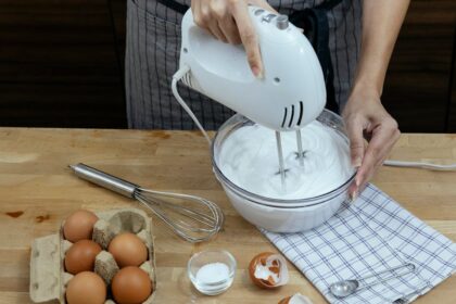 découvrez la signification du mot 'whip', ses différentes utilisations en français, ainsi que ses emplois courants dans divers contextes, du quotidien à la culture populaire.